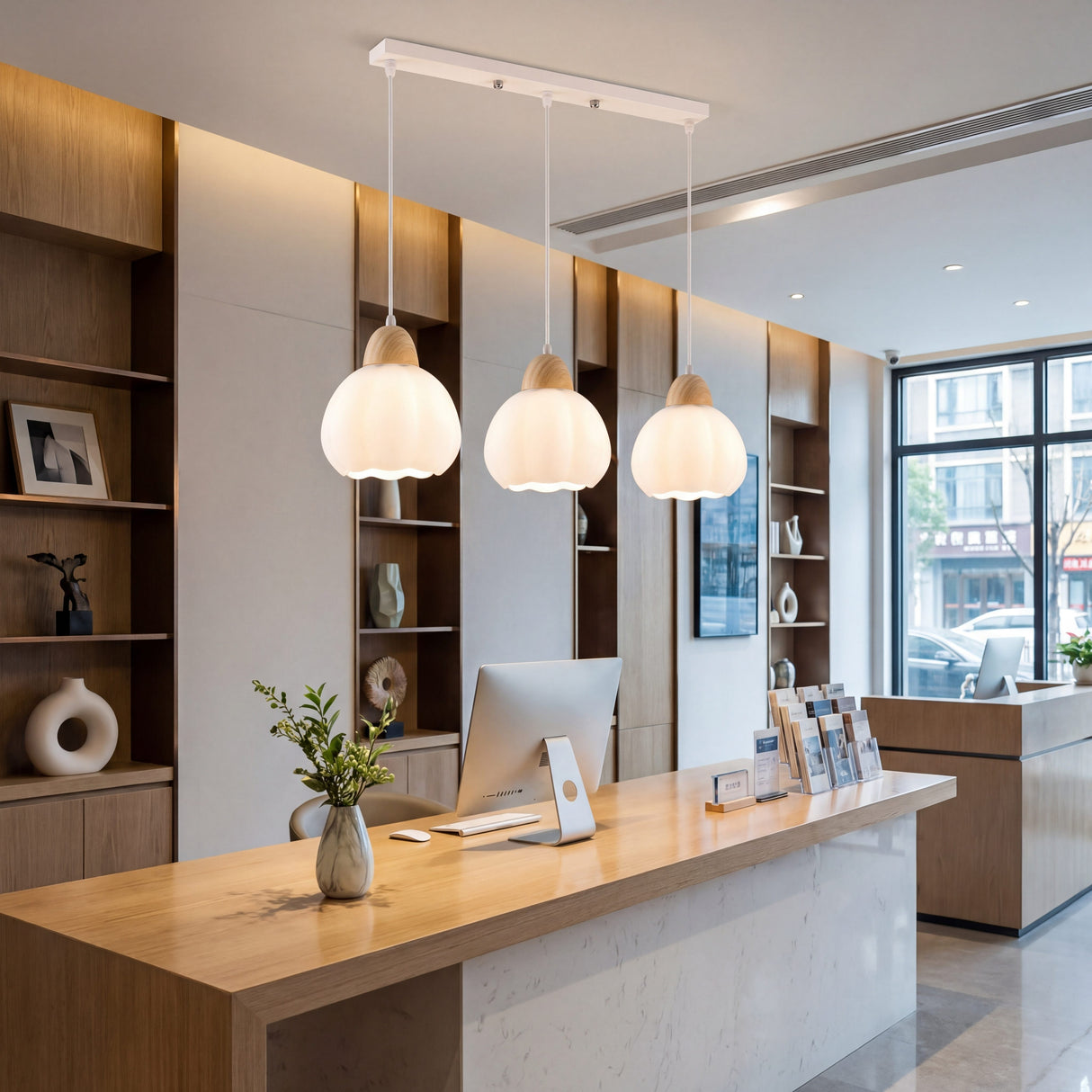 Iluminación para counters de recepción con lámparas lineales de madera y vidrio.