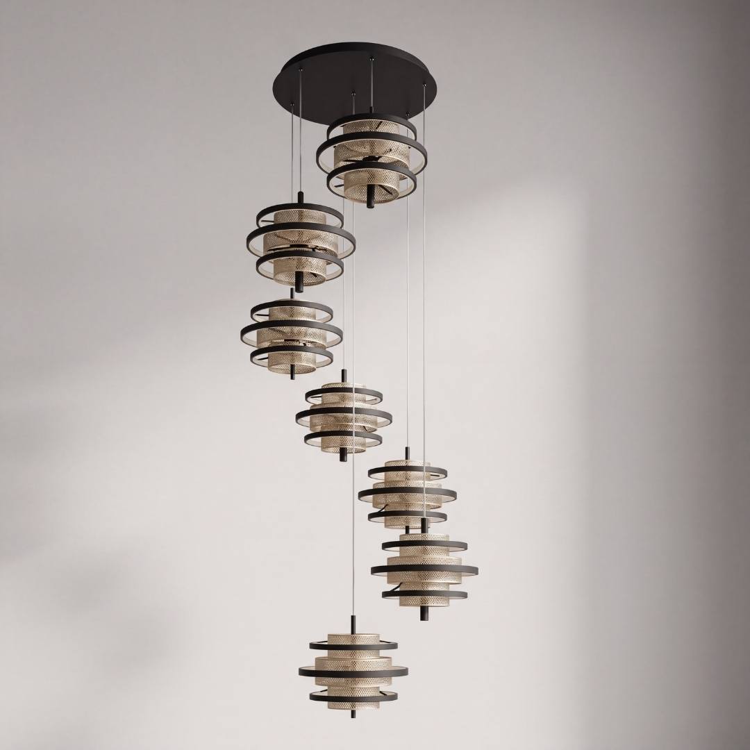 Cascada de 7 luces doradas iluminando una sala de doble altura