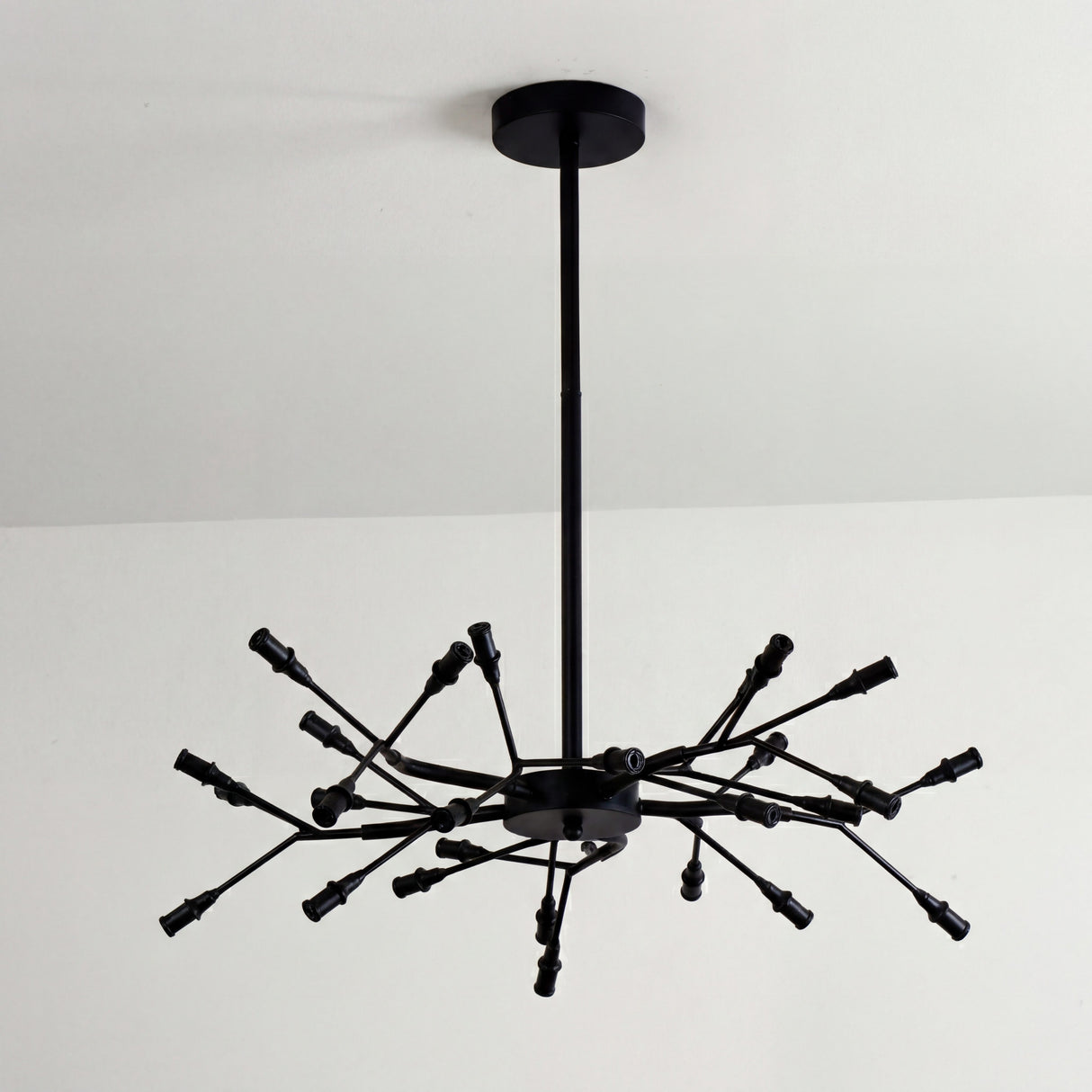 Estructura metalica minimalista de la lampara Sputnik Nativa Black sin focos instalados.