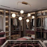 Iluminacion moderna para walk-in closet o vestidor amplio con acabados premium.