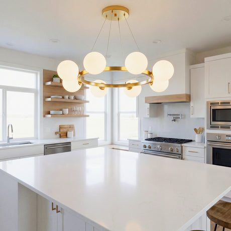 Lampara colgante Collier Gold de 8 luces instalada sobre una isla de cocina blanca moderna con iluminacion natural.