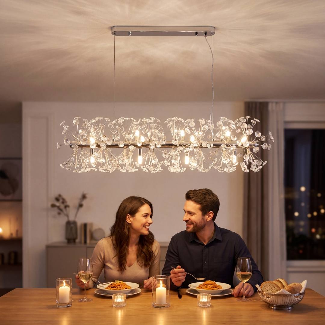 Pareja cenando bajo una lámpara de comedor de cristal con luz cálida