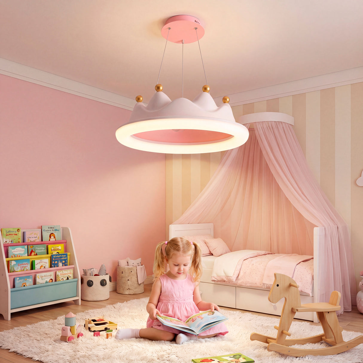 Niña leyendo bajo la luz de la lámpara corona en un dormitorio con dosel.
