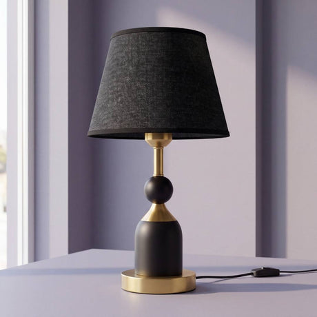 Lámpara de mesa ALBA BLACK AND GOLD con esfera negra, acentos dorados y pantalla negra