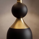 Primer plano de la esfera negra mate con collar dorado de la lámpara ALBA