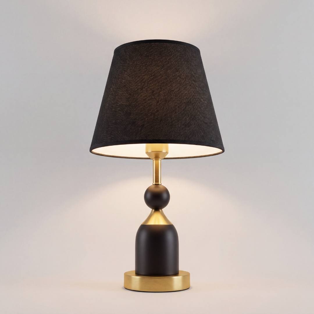 Lámpara de mesa ALBA BLACK AND GOLD encendida con luz cálida acogedora