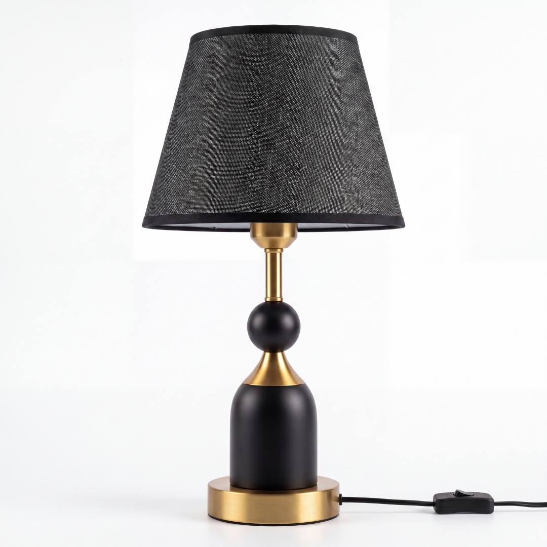 Lámpara de mesa ALBA BLACK AND GOLD apagada con cable e interruptor sobre fondo claro