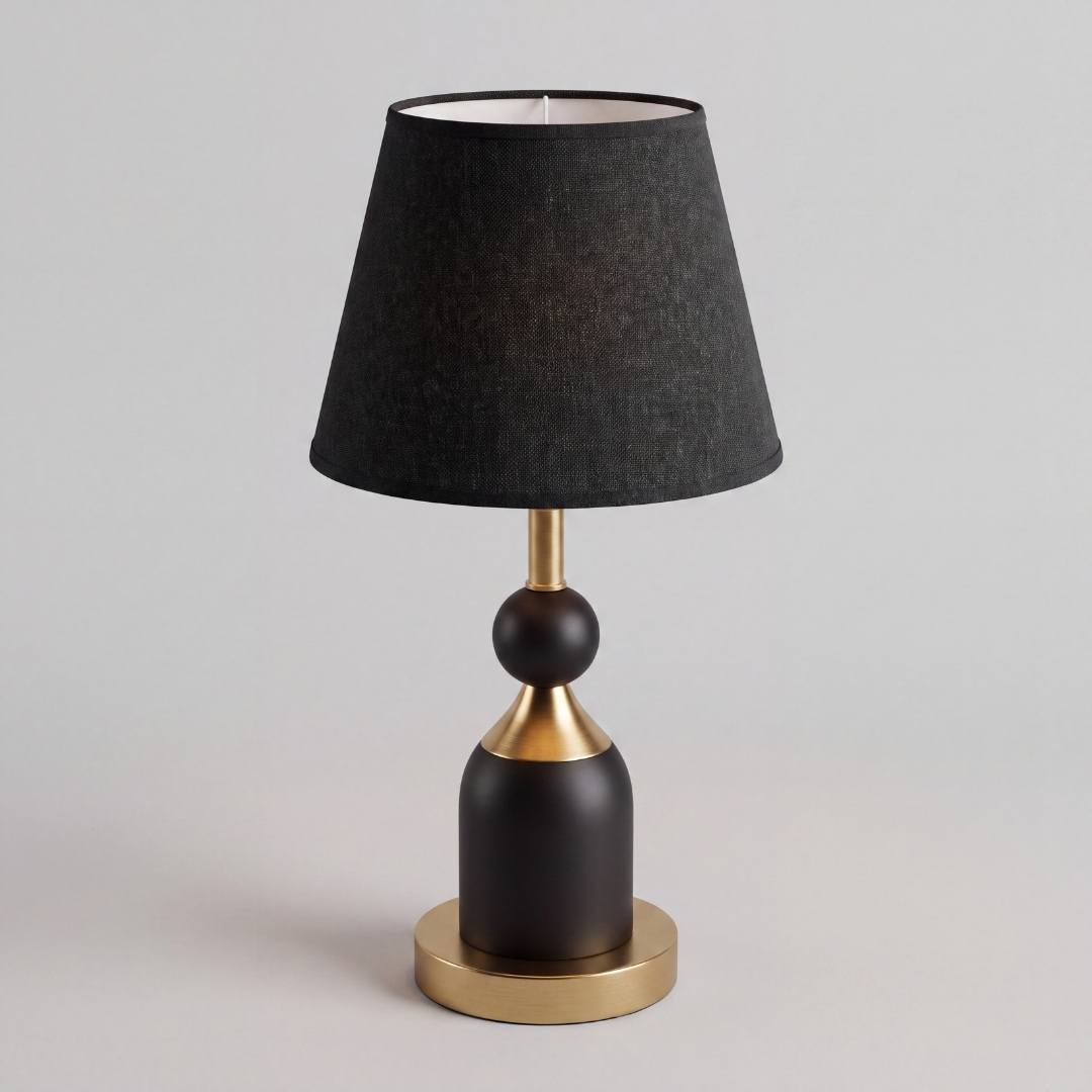 Lámpara de mesa ALBA BLACK AND GOLD negra y dorada sobre fondo gris neutro