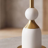 Detalle de la esfera blanca y el cono dorado cepillado del cuerpo