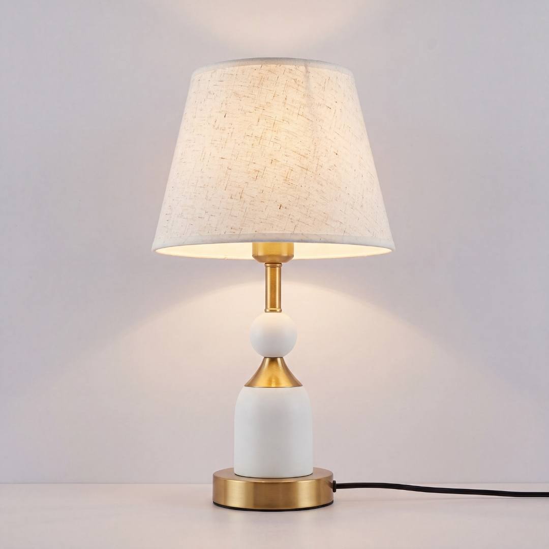 Pantalla de lino natural encendida difundiendo luz cálida y suave