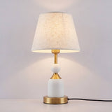 Pantalla de lino natural encendida difundiendo luz cálida y suave