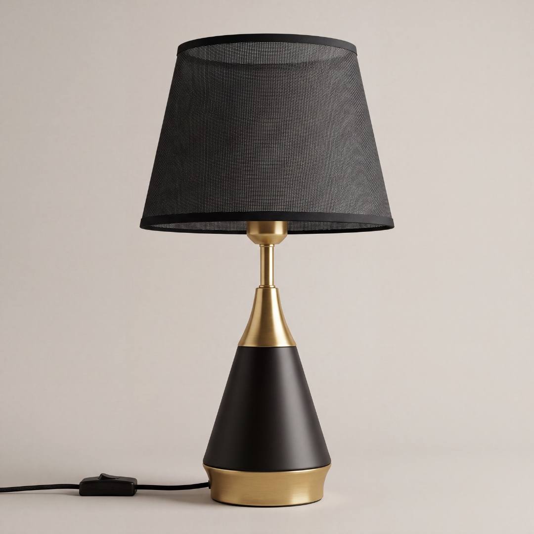 Lámpara Amira Gold encendida mostrando su luz cálida sobre fondo oscuro