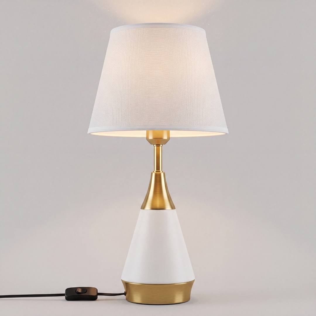 Lámpara de mesa AMIRA WHITE AND GOLD apagada en ambiente claro con cortinas