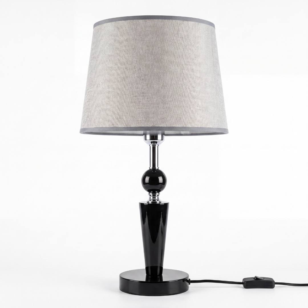 Lámpara de mesa Astrid negra con pantalla gris sobre fondo claro