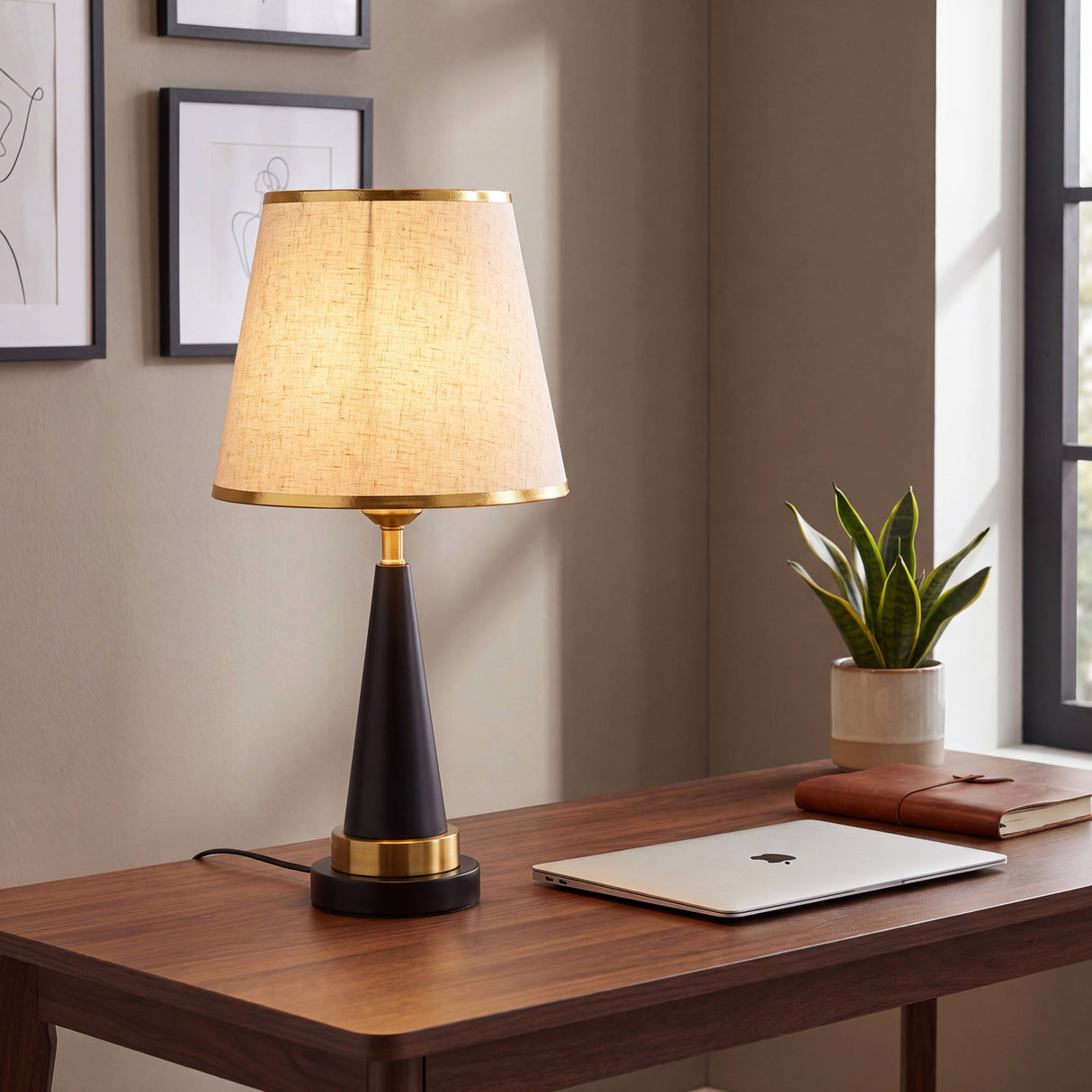 Detalle de la pantalla de lino beige con aro dorado de la lámpara AURELIA