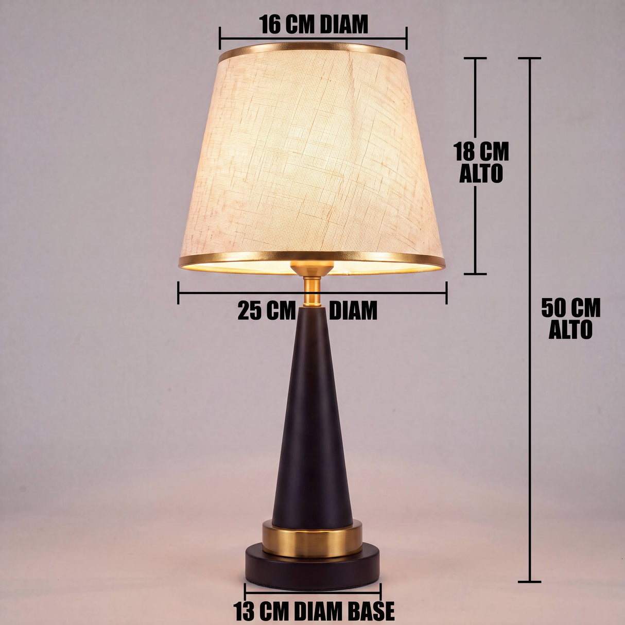 Dimensiones de la lámpara de mesa AURELIA: 50 cm de alto y pantalla de 25 cm