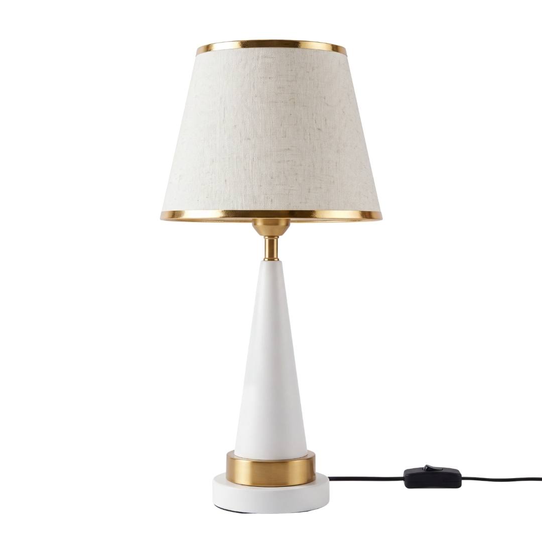 Lámpara de mesa AURELIA WHITE AND GOLD apagada con cable e interruptor sobre fondo blanco
