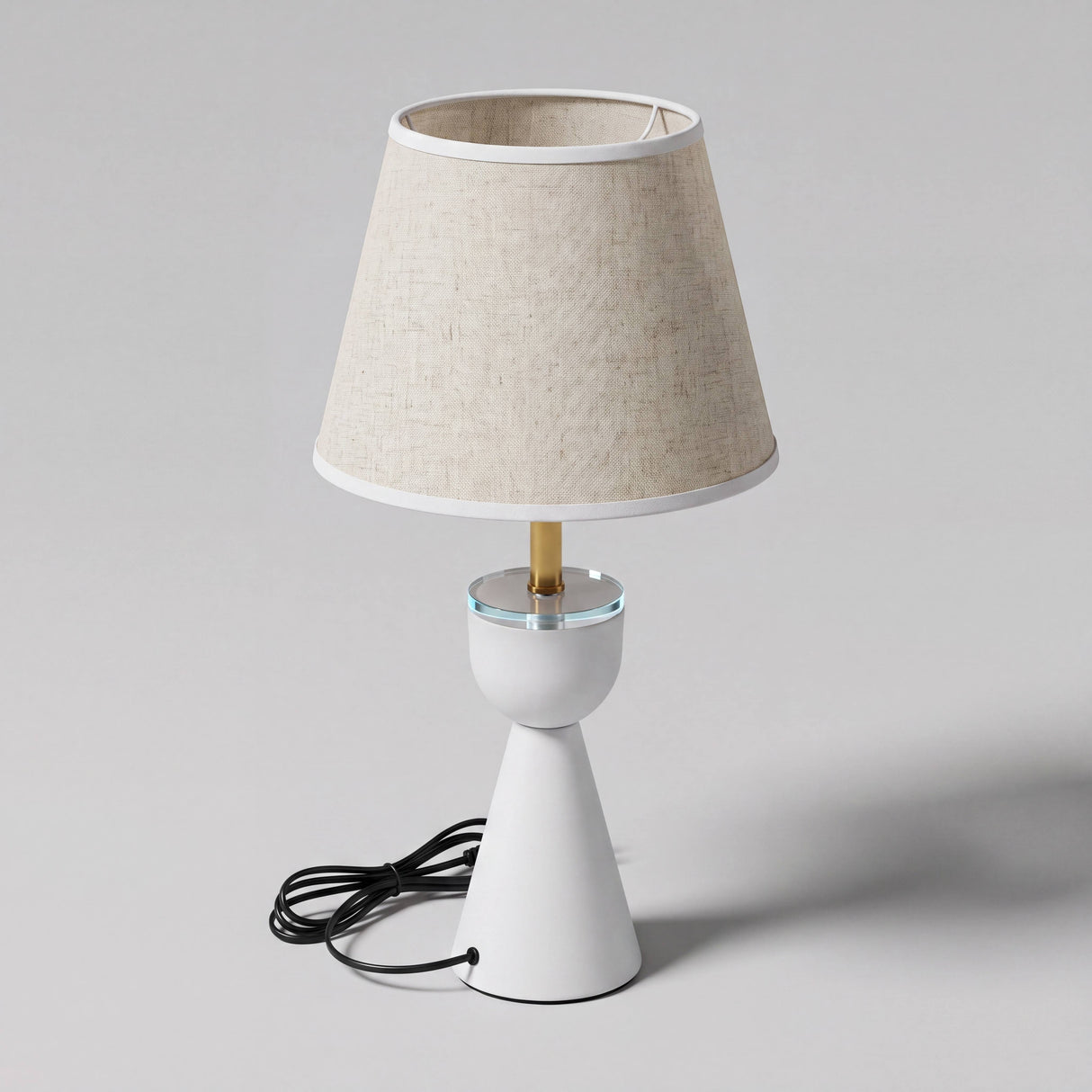Lámpara de mesa BIANCA con base escultural blanca sobre fondo neutro