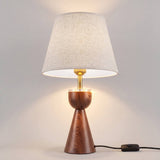 Lámpara de mesa BIANCA WALNUT encendida mostrando su silueta torneada mid-century