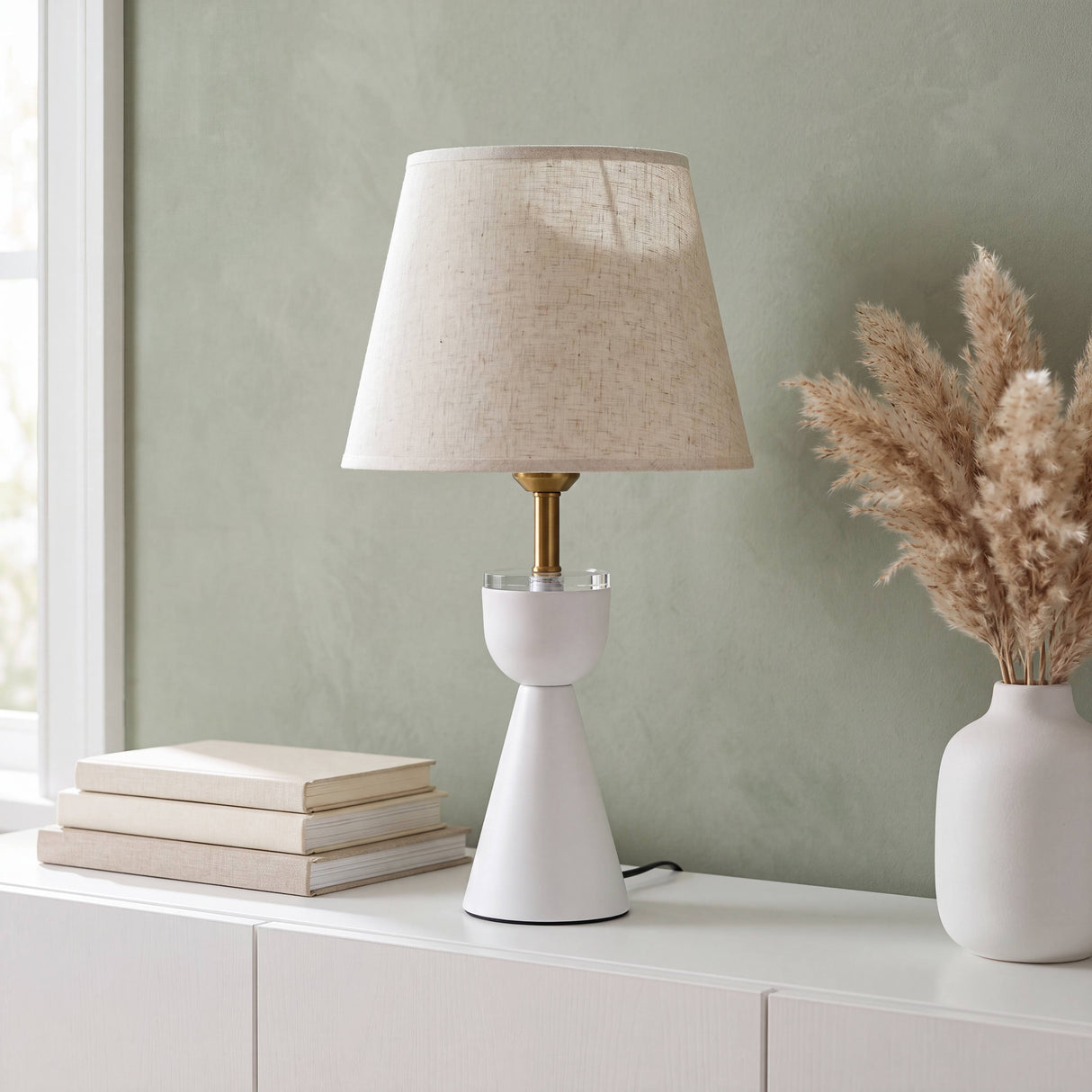 Lámpara de mesa blanca BIANCA junto a florero en ambiente de tonos suaves