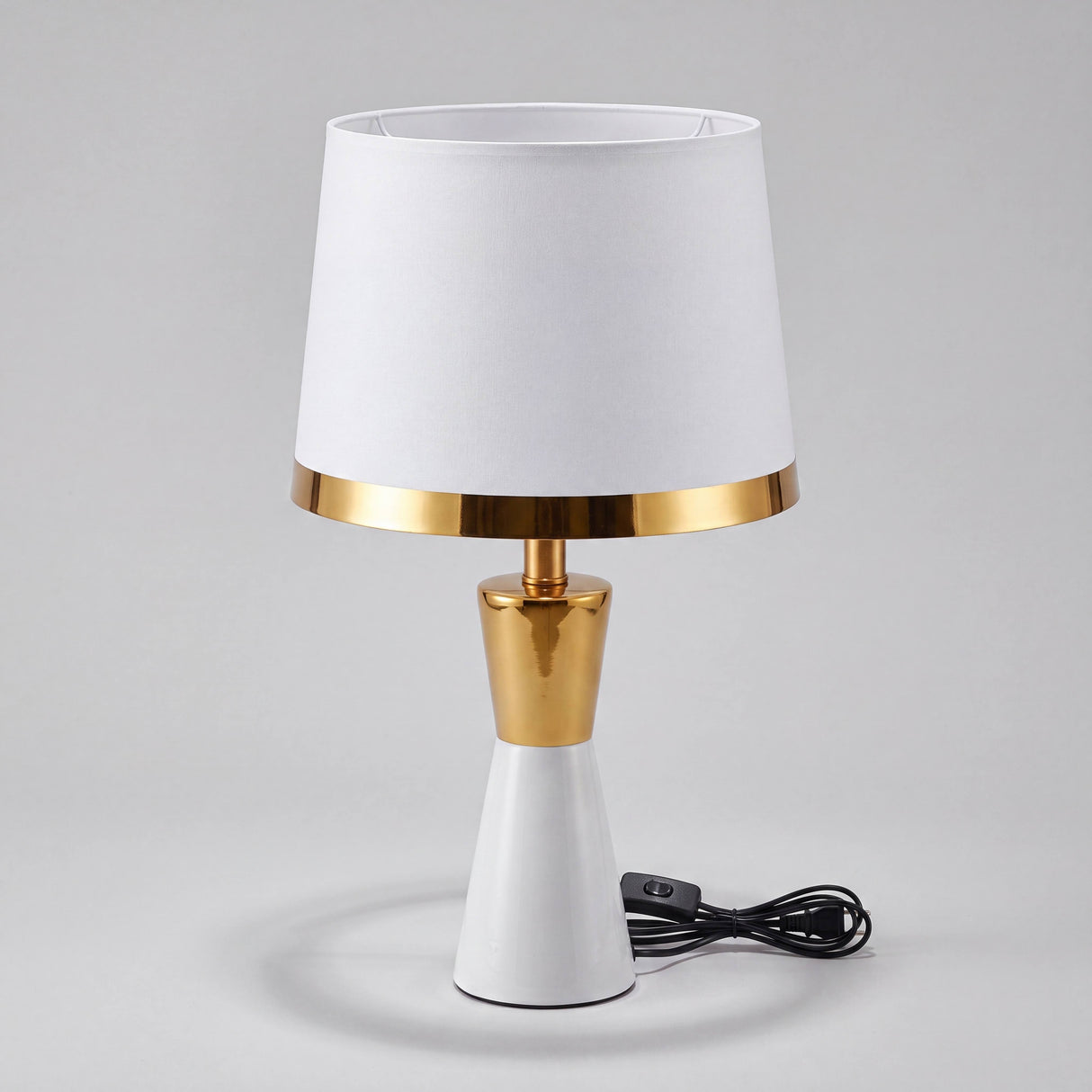 Lámpara de mesa blanca con detalles dorados CLEO GOLD sobre fondo neutro