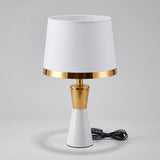 Lámpara de mesa blanca con detalles dorados CLEO GOLD sobre fondo neutro