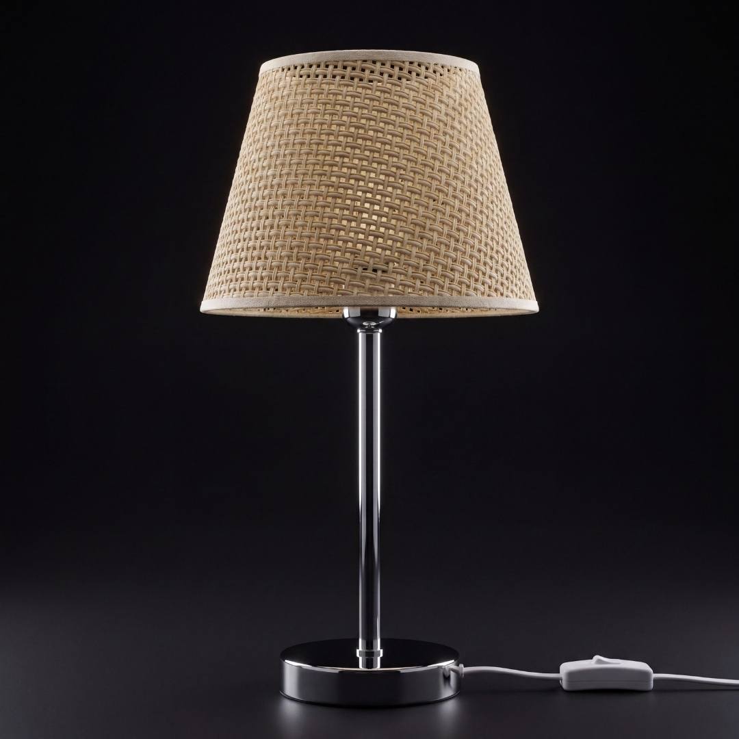 Lámpara de mesa CAPRI encendida con luz cálida sobre fondo negro