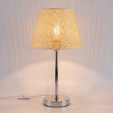 Lámpara de mesa CAPRI encendida mostrando la textura luminosa del ratán