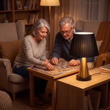 Pareja compartiendo un juego de mesa junto a la luz cálida de la lámpara