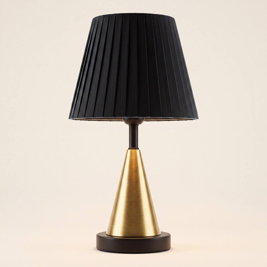 Lámpara de mesa con cono dorado y pantalla negra en ambiente claro