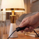 Detalle de pantalla de tela blanca con aro dorado de la lámpara CLEO GOLD