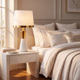 Vista completa de la lámpara de mesa CLEO GOLD blanca con base tipo reloj de arena
