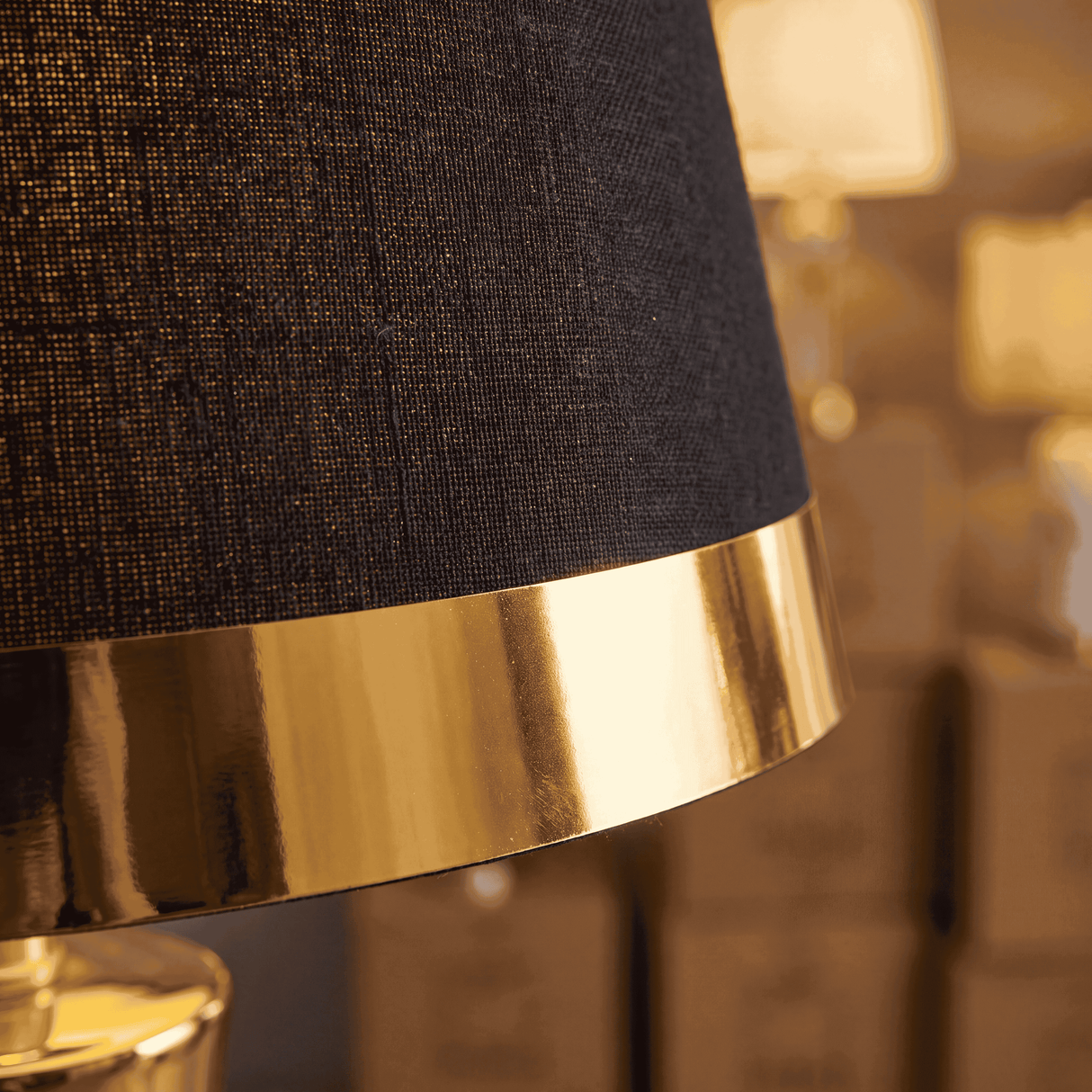 Detalle de pantalla de tela negra con aro dorado de la lámpara CLEO GOLD