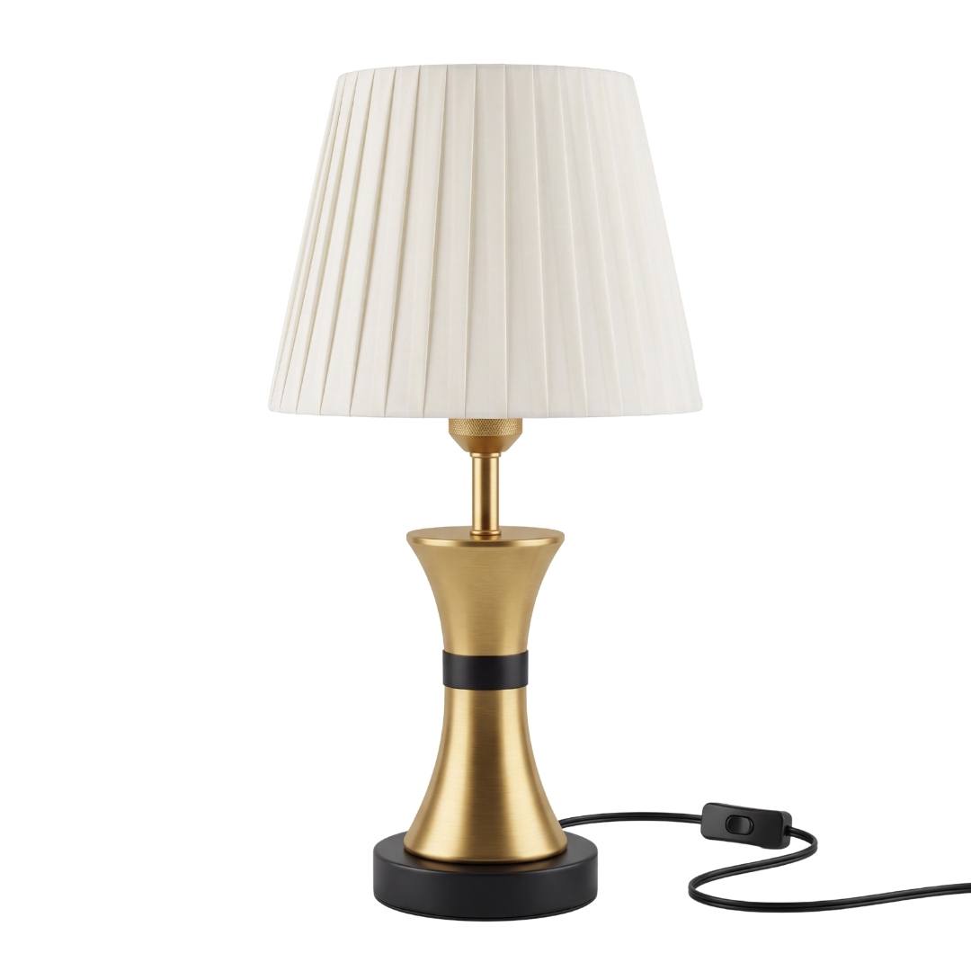 Lámpara de mesa COCO GOLD AND BLACK apagada con cable e interruptor sobre fondo blanco