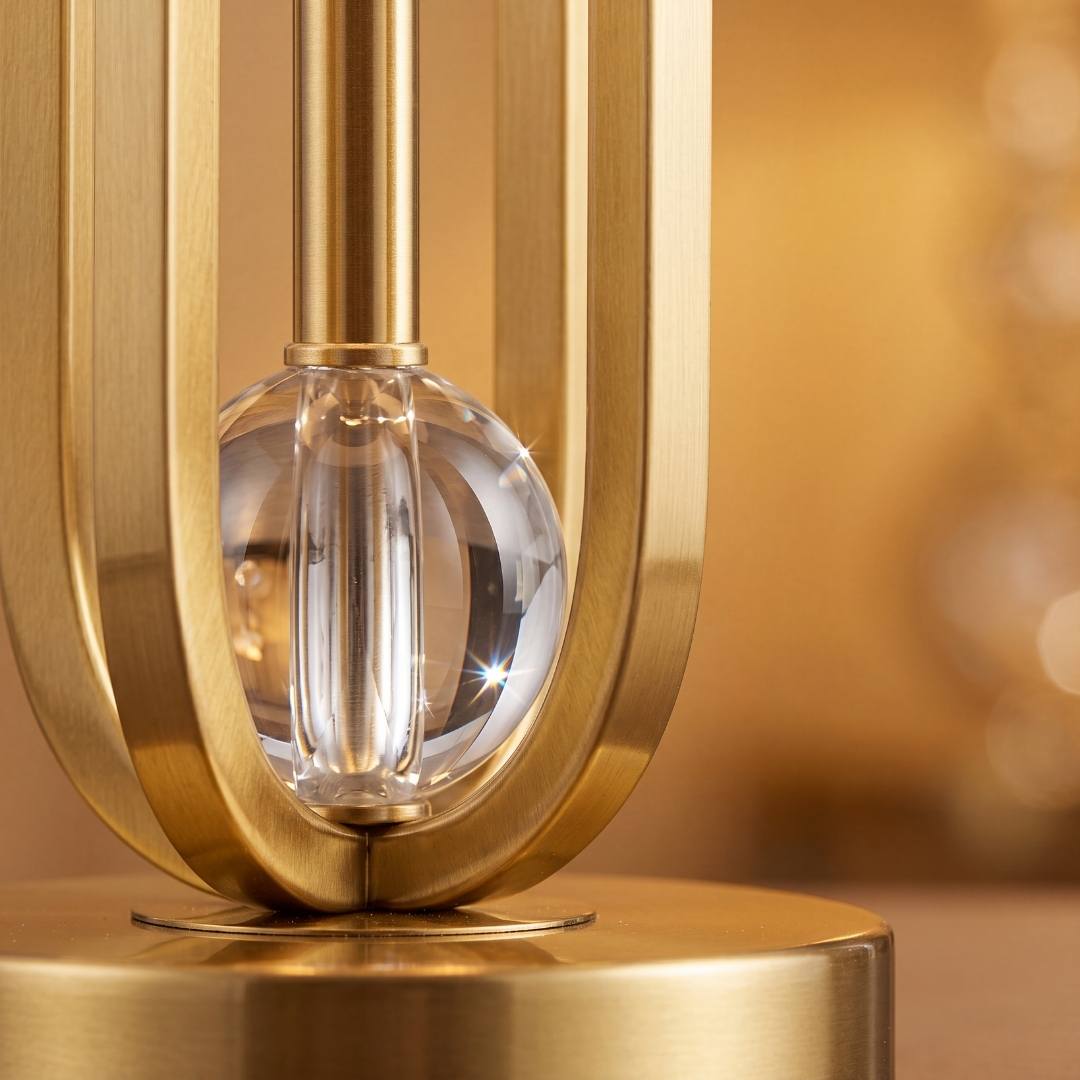 Detalle de la esfera de cristal en la estructura dorada cepillada