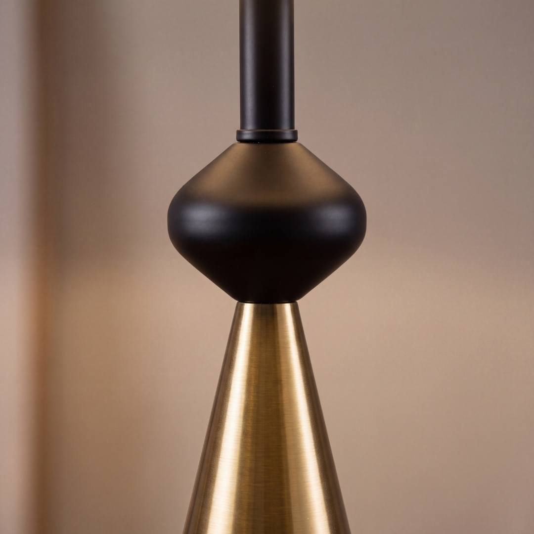 Detalle del rombo torneado negro sobre el cono dorado cepillado