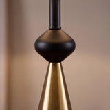 Detalle del rombo torneado negro sobre el cono dorado cepillado