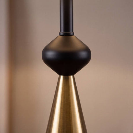 Detalle del rombo torneado negro sobre el cono dorado cepillado