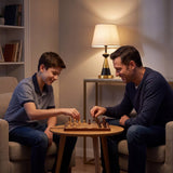 Pareja compartiendo un juego de mesa junto a la luz cálida de la lámpara