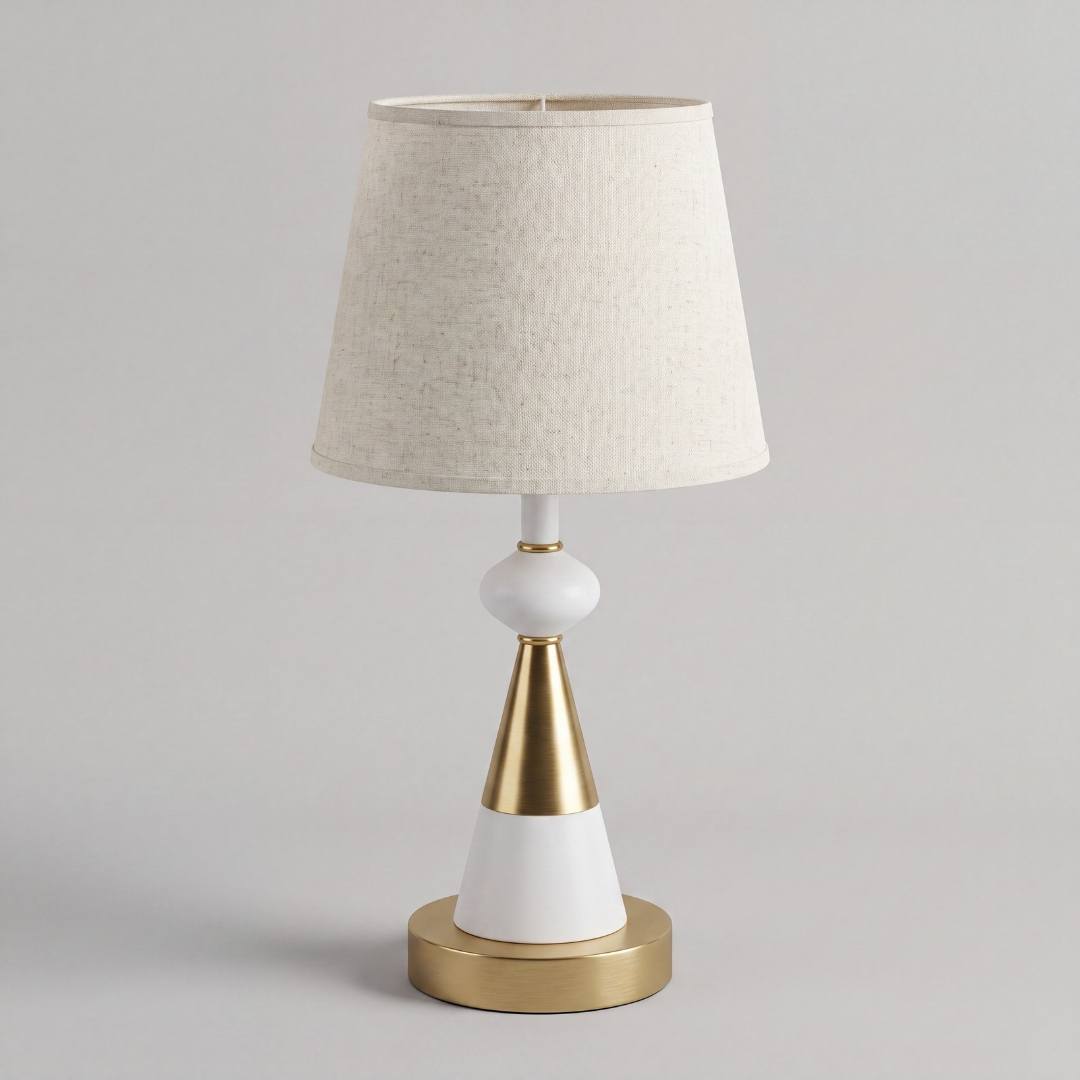 Lámpara de mesa ELENA WHITE AND GOLD blanca y dorada sobre fondo claro neutro