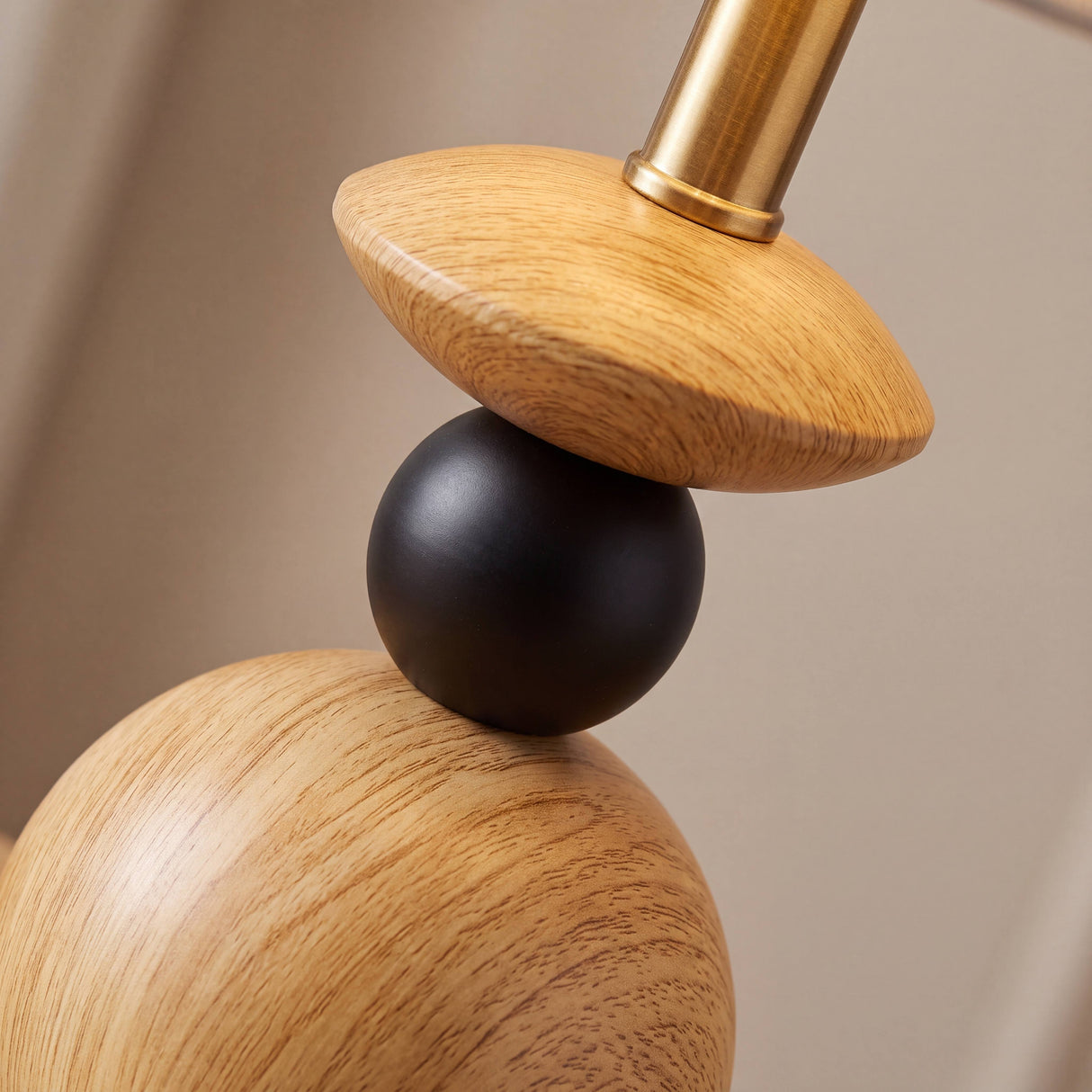 Detalle de las esferas de madera natural y negra de la lámpara FREYA