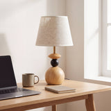Lámpara de mesa FREYA de madera sobre escritorio en espacio de trabajo luminoso