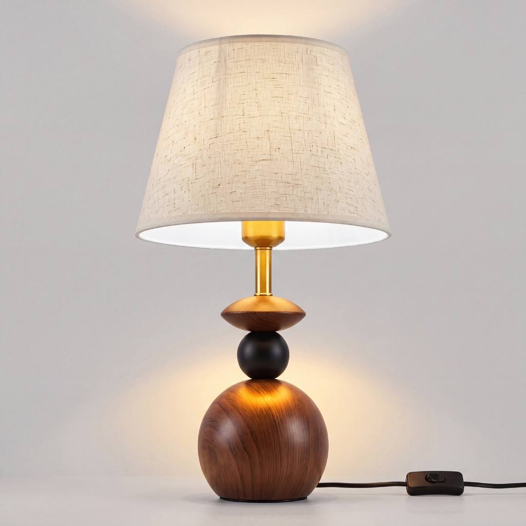 Lámpara de mesa FREYA WALNUT AND BLACK encendida en ambiente cálido de madera