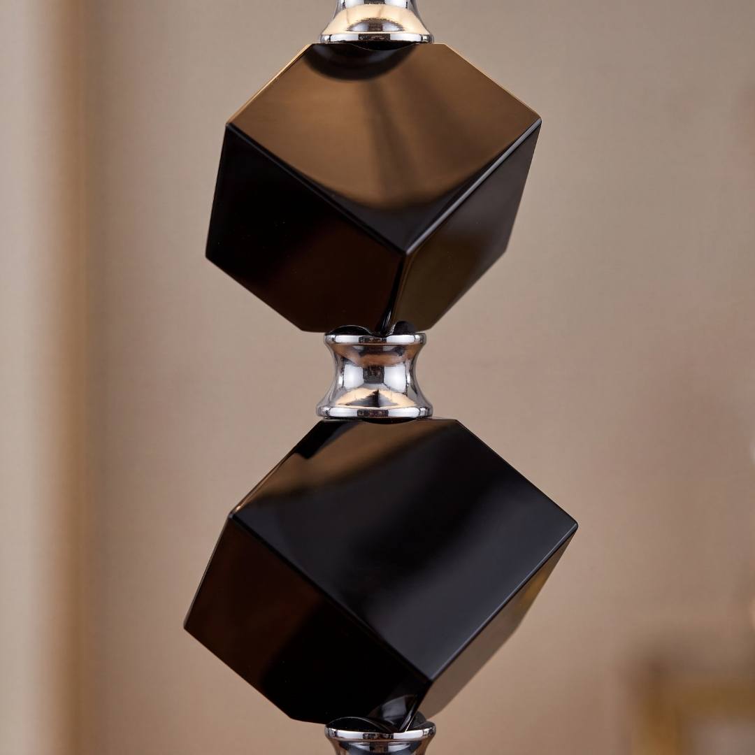 Detalle de los cubos facetados negros brillantes con conectores cromados