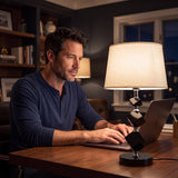 Hombre trabajando en el escritorio junto a la luz cálida de la lámpara