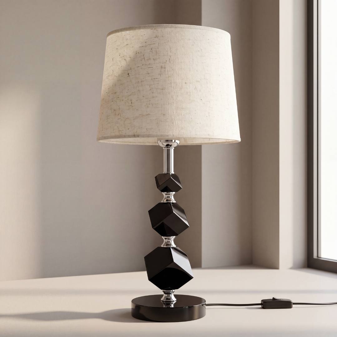 Lámpara de mesa con cubos facetados negros sobre mesa junto a la ventana