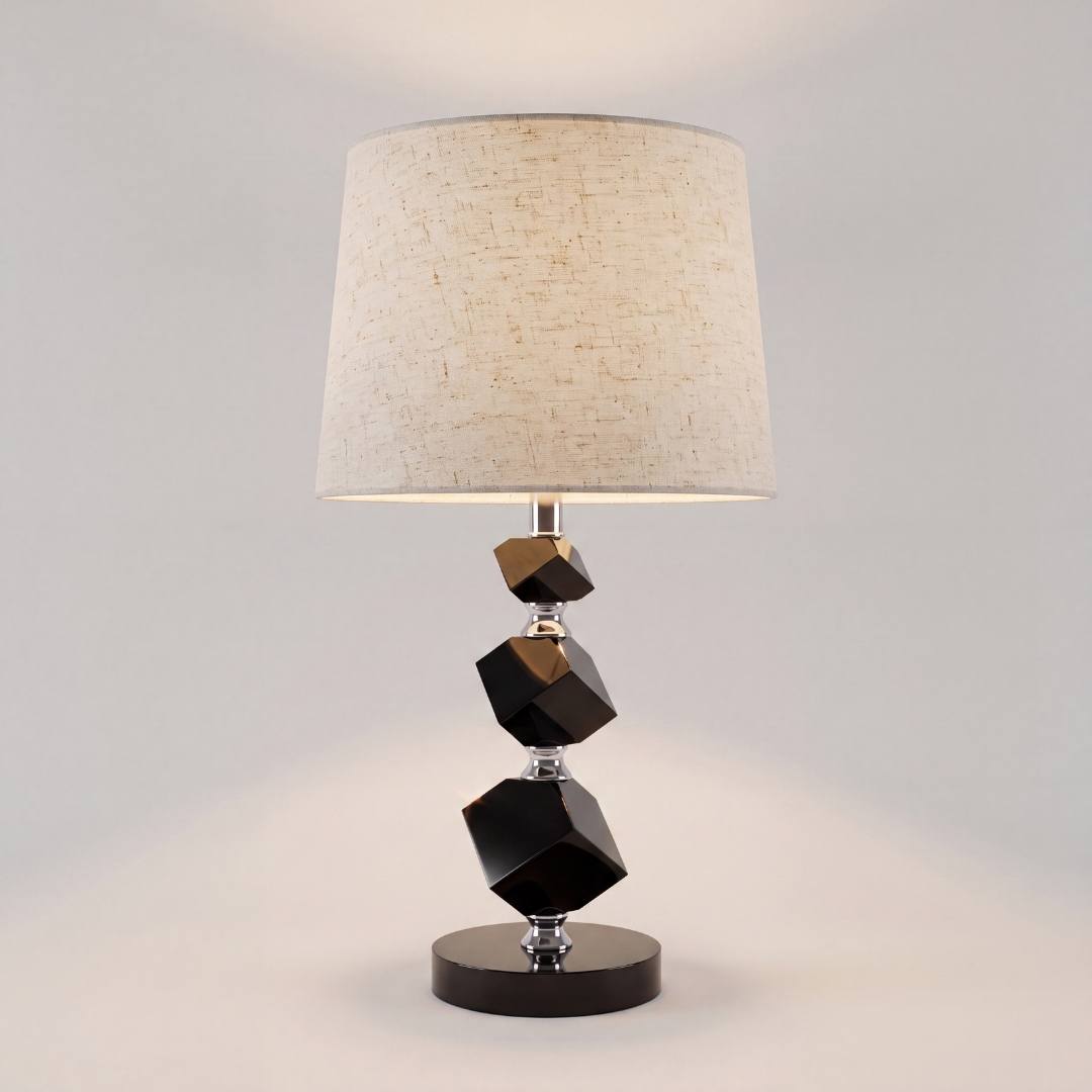 Lámpara de mesa de cubos negros con pantalla crema en ambiente claro