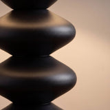 Primer plano de las esferas negras mate torneadas de la lámpara GRETA BLACK
