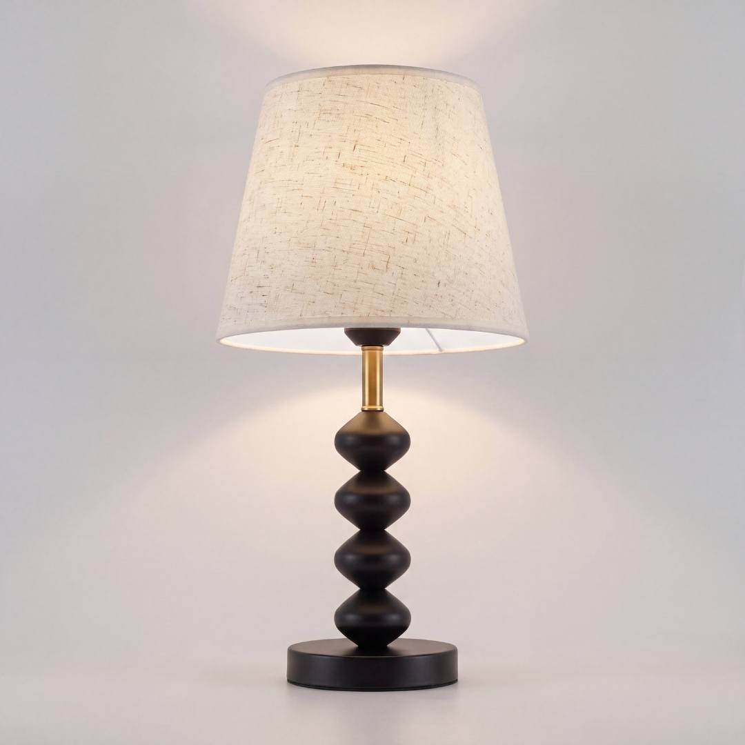 Lámpara de mesa GRETA BLACK encendida con luz cálida en ambiente oscuro
