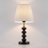 Lámpara de mesa GRETA BLACK encendida con luz cálida en ambiente oscuro